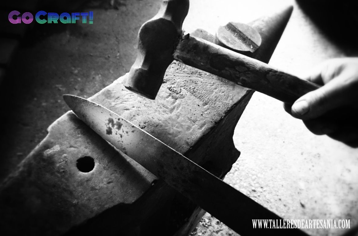 Taller de espadas en Toledo. Martillo y Yunque trabajando sobre una espada incandescente.