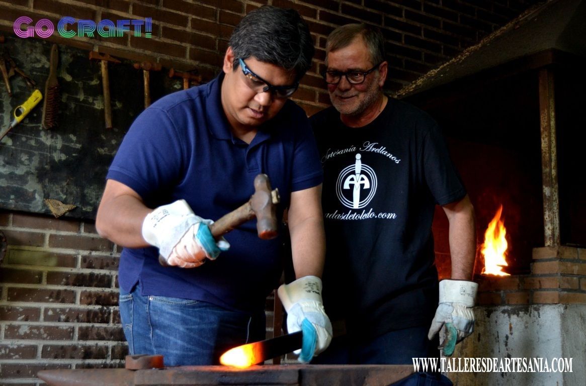 Antonio Arellano en la fragua enseñando a un voluntario a forjar una espada